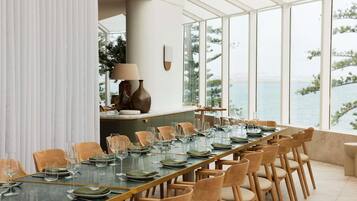 2 restauranter: frokost, lunsj og middag serveres