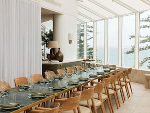 2 restaurants; breakfast, lunch, and dinner served