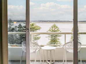 1 Schlafzimmer, Zimmersafe, Schreibtisch, Bügeleisen/Bügelbrett