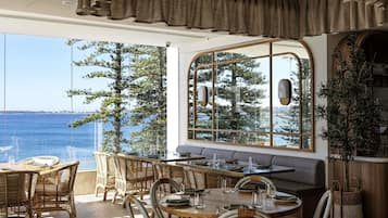 2 restaurants; breakfast, lunch and dinner served