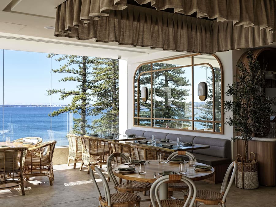 2 restaurants; breakfast, lunch and dinner served