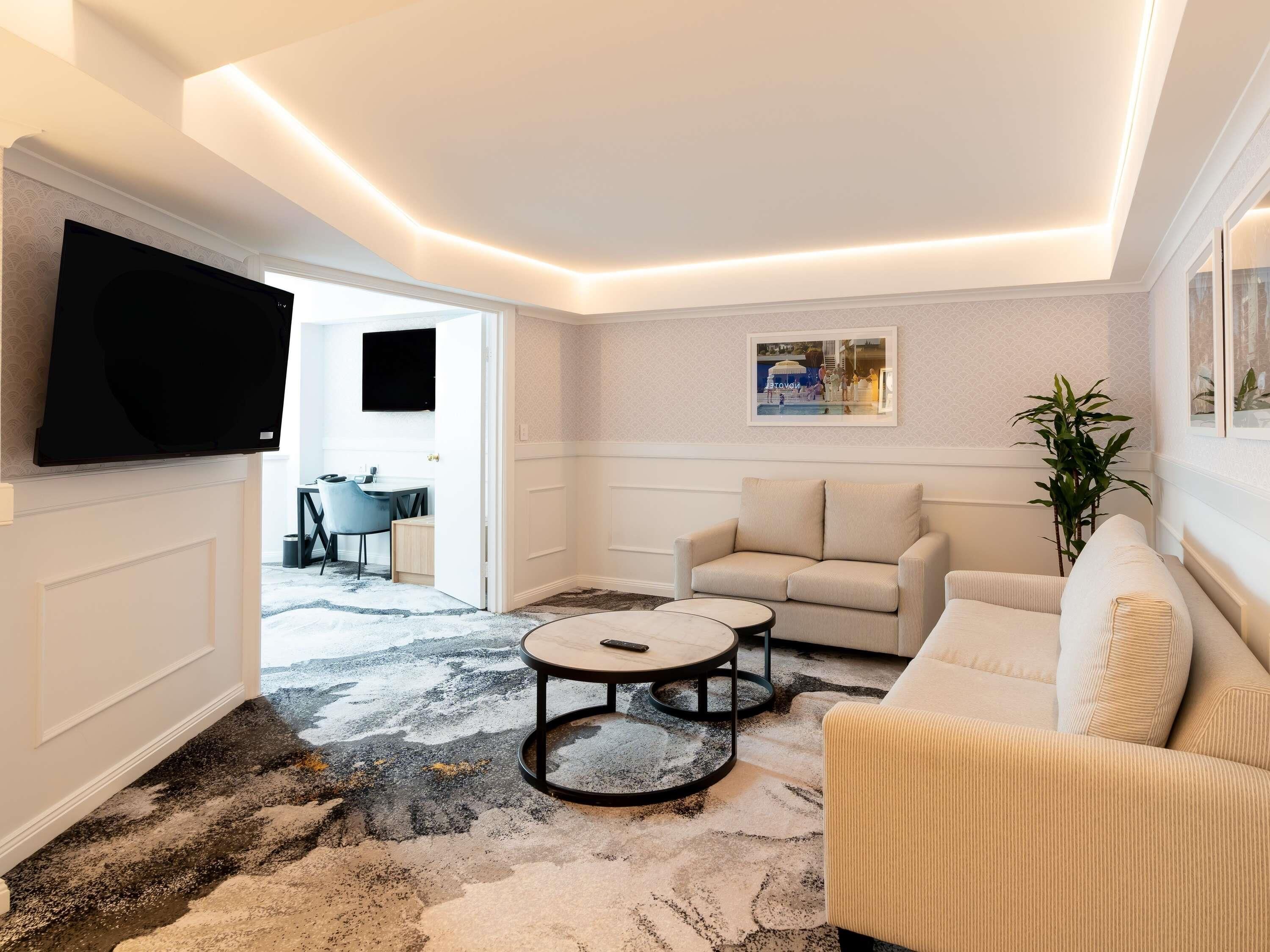 Brankas, meja kerja, setrika/meja setrika, dan tempat tidur bayi gratis