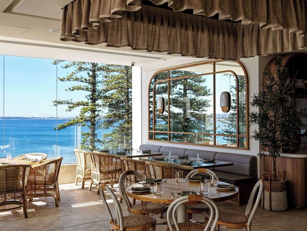 2 restaurants, breakfast, lunch, dinner served; Greek cuisine 
