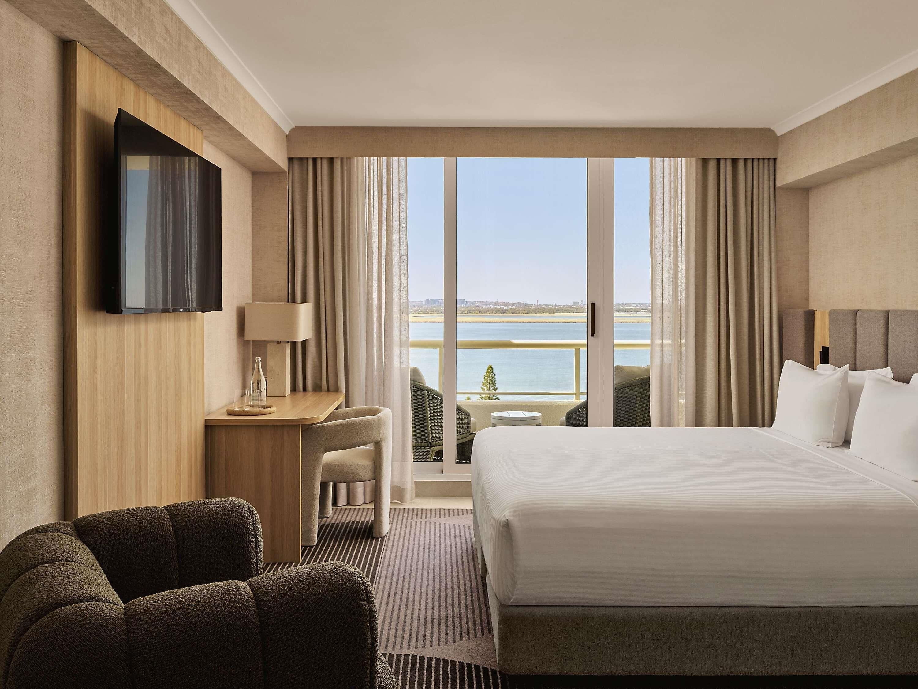 Caja de seguridad en la habitación y escritorio 