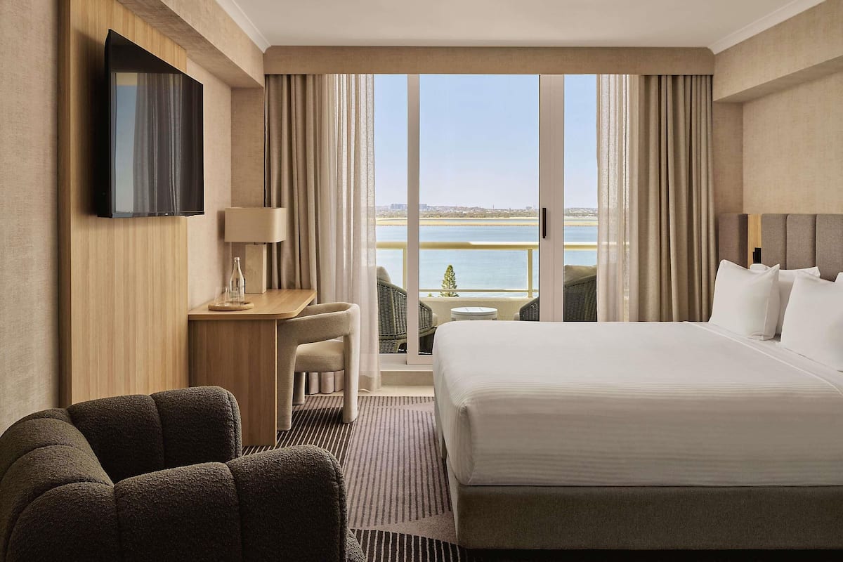 Luxury King Room with Ocean View and Bath - High Floor