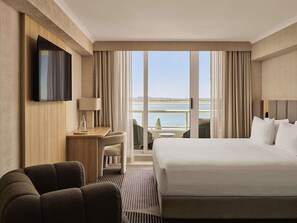 Luxury King Room with Ocean View and Bath - High Floor | In-room safe, desk, iron/ironing board, free cribs/infant beds