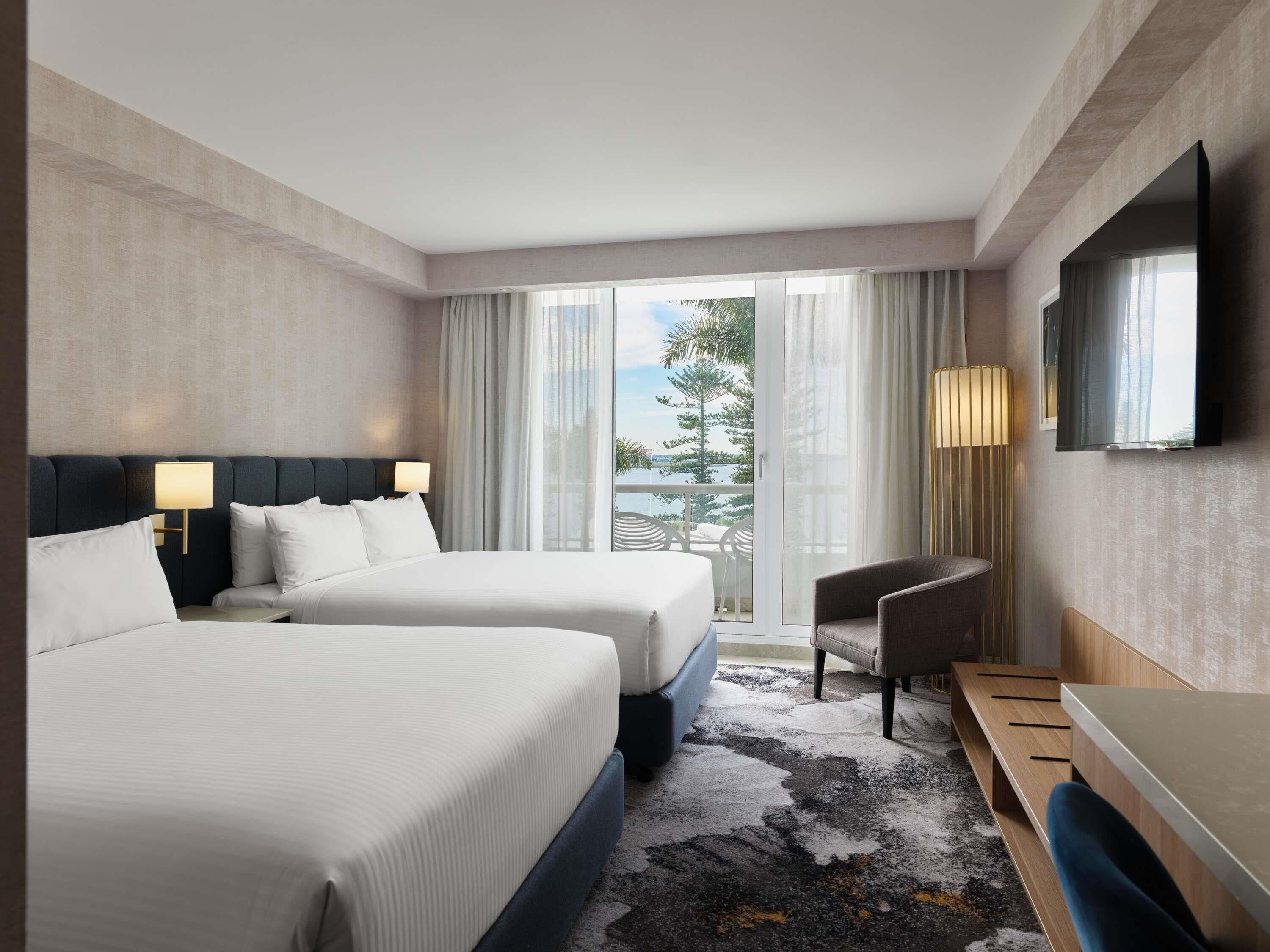 小型套房, 2 张大床, 海湾景观 | 客房内保险箱、办公桌、熨斗/熨衣板、免费婴儿床