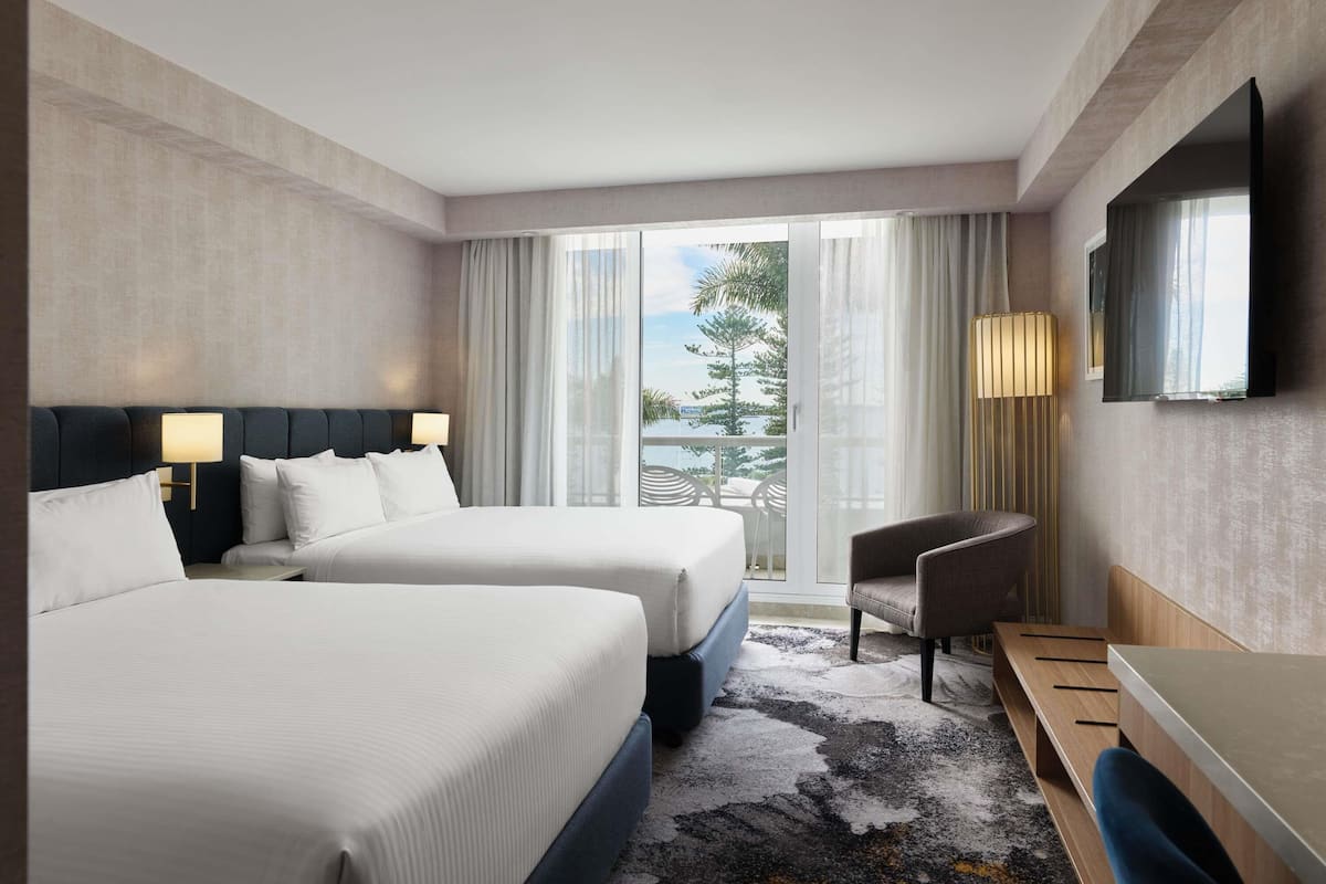 Juniorsvit - 2 queensize-sängar - utsikt mot havsviken | Värdeförvaringsskåp på rummet, skrivbord och strykjärn/strykbräda