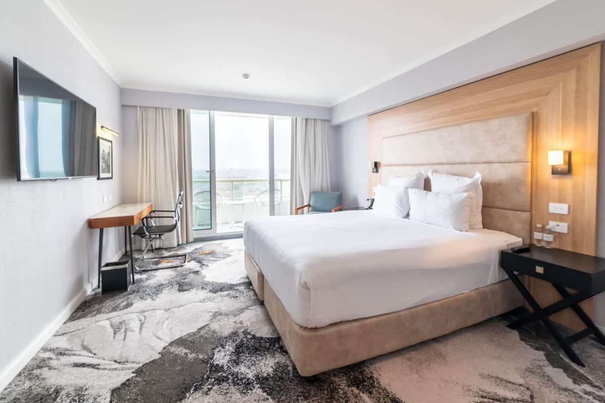 Superior King Room with City View