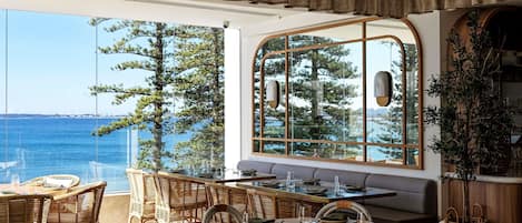 2 restaurants; breakfast, lunch, and dinner served