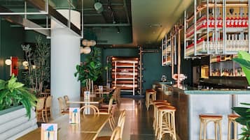 Serves lunch, dinner and happy hour