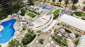 Piscine couverte, piscine extérieure, chaises longues