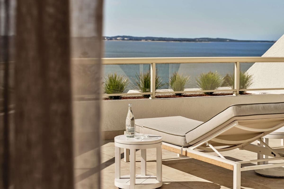 1 habitación, caja de seguridad en la habitación y escritorio