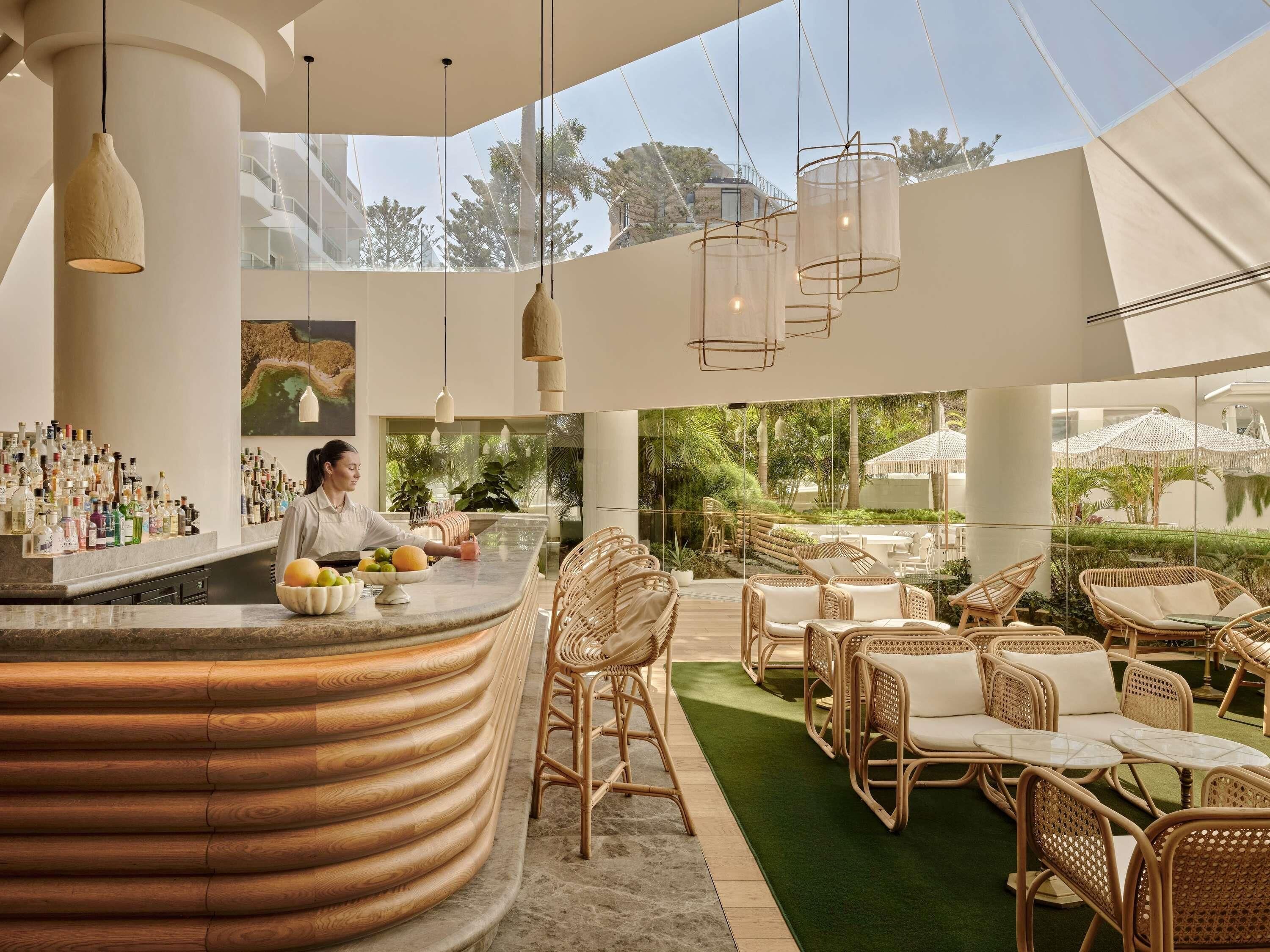 Serves lunch, dinner, and happy hour