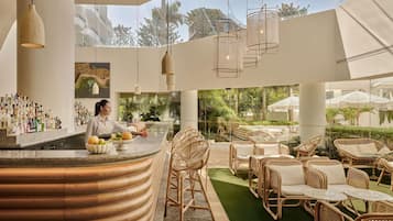 Serveert lunch, diner en happy hour