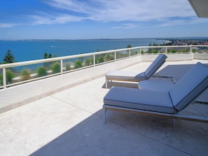 房內夾萬、書桌、熨斗/熨衫板、免費嬰兒床