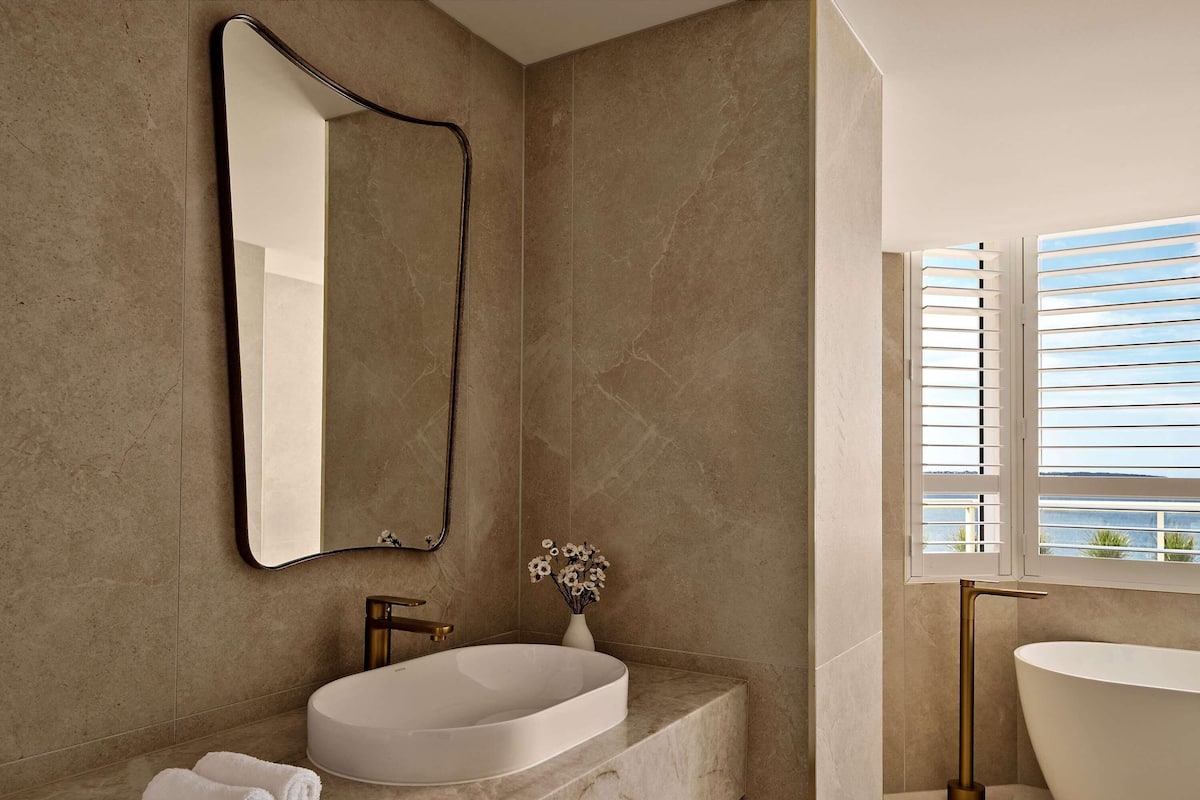 Suite, 1 très grand lit, terrasse, vue baie | 1 chambre, coffres-forts dans les chambres, bureau