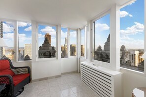 Minibar, caja de seguridad en la habitación y escritorio 
