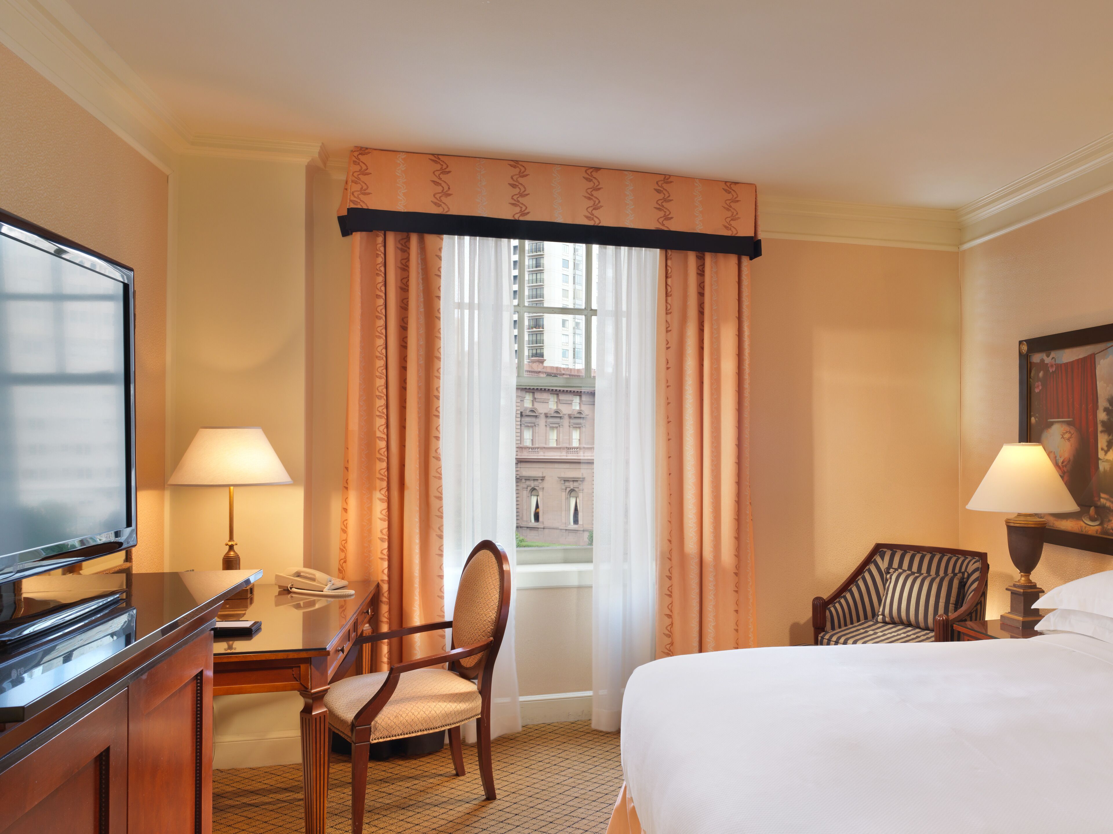 Caja de seguridad en la habitación y escritorio 