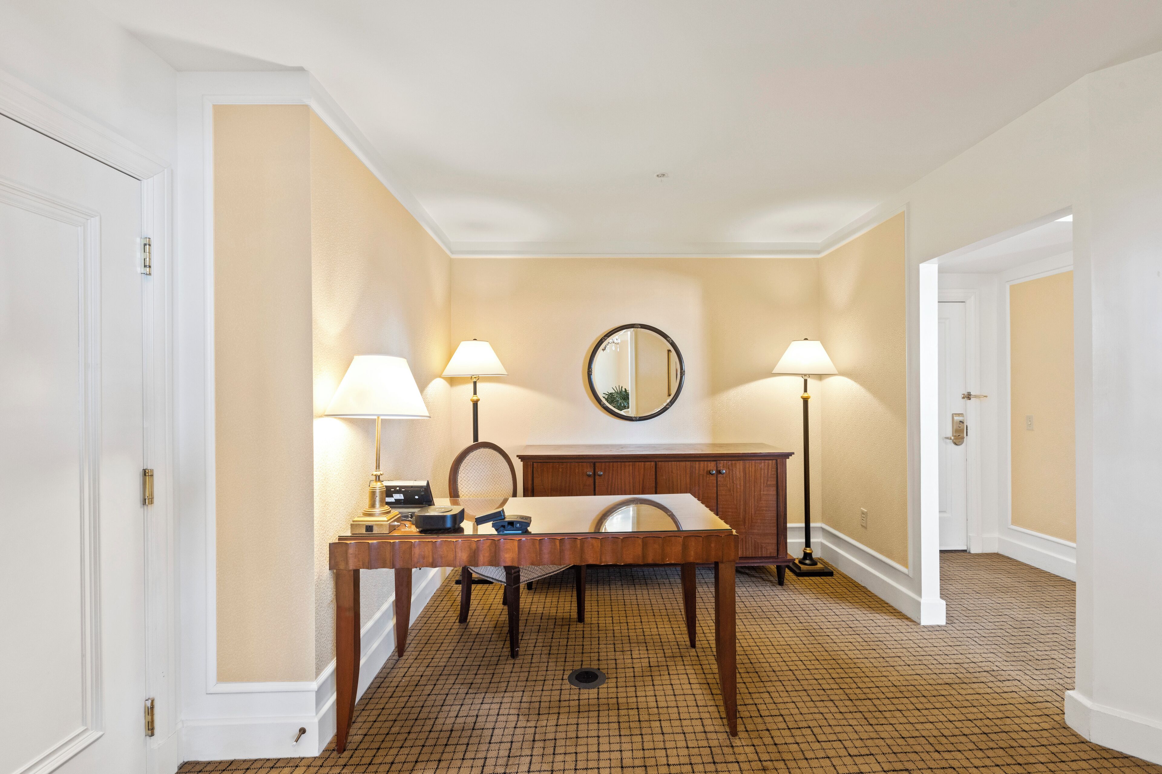 suite, 1 bedroom, accessible (dining area, sunroom access) | 1 bedroom, minibar, in-room safe, desk