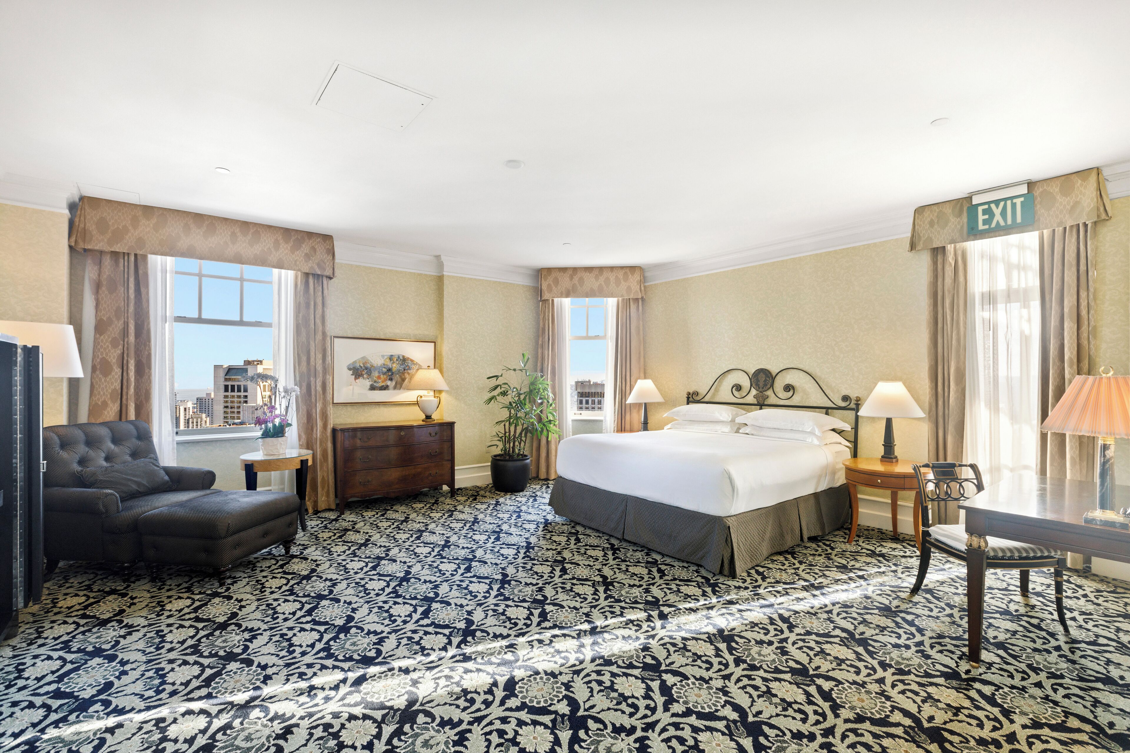 Suite, 1 King-Bett (Penthouse) | Zimmersafe, Schreibtisch, laptopgeeigneter Arbeitsplatz