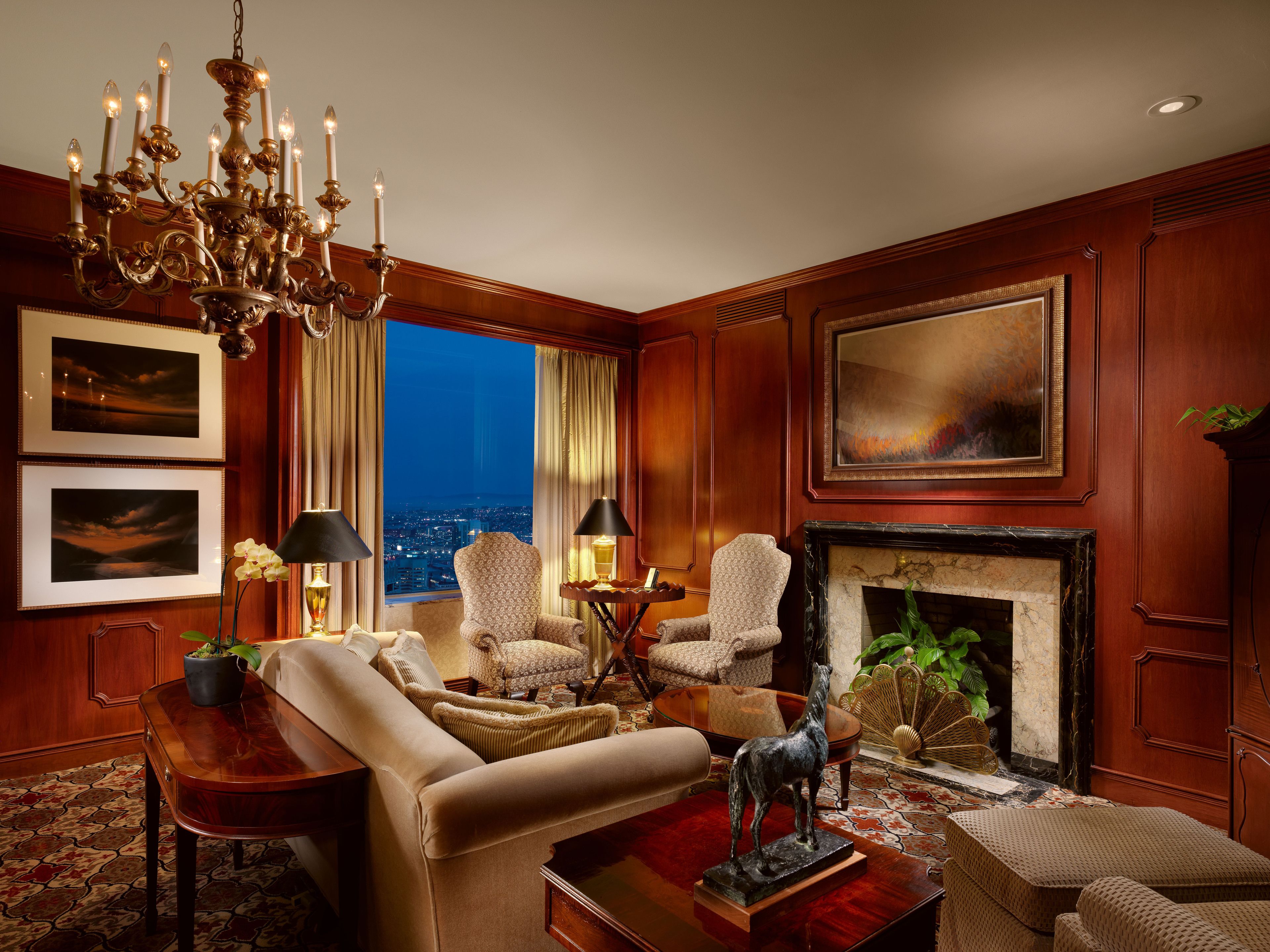 Caja de seguridad en la habitación y escritorio 