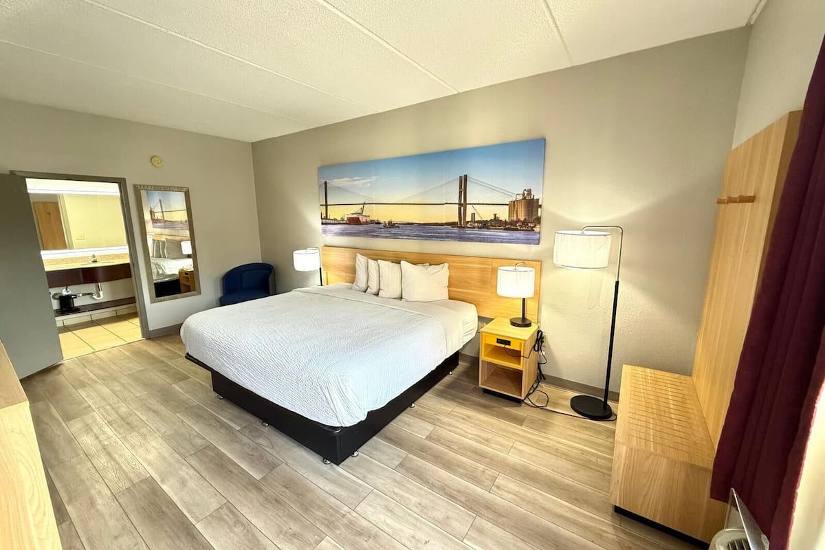 Premium bedding, in-room safe, blackout drapes, iron/ironing board