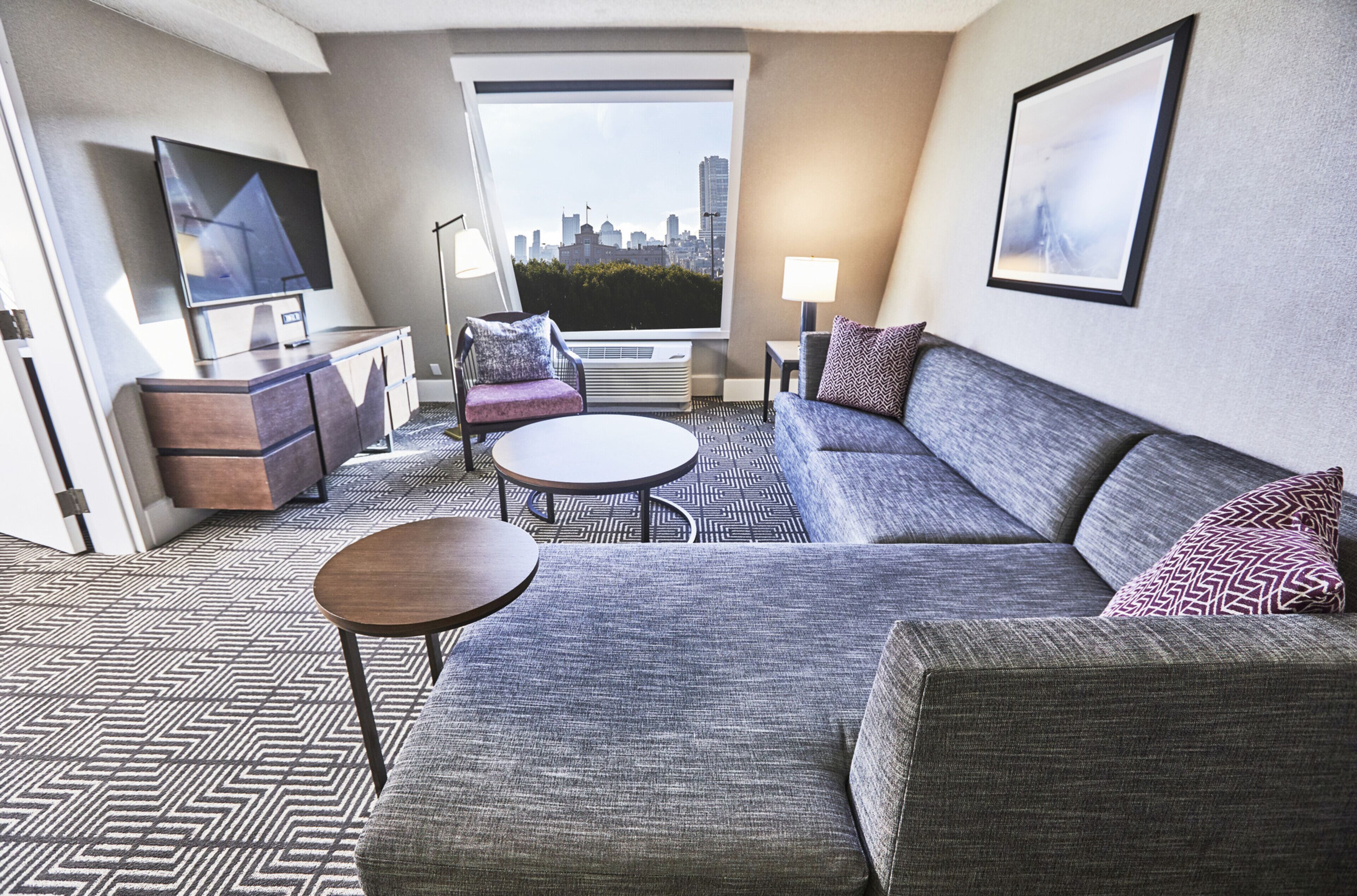 suite | living area | 50-inch flat-screen tv with satellite channels, tv