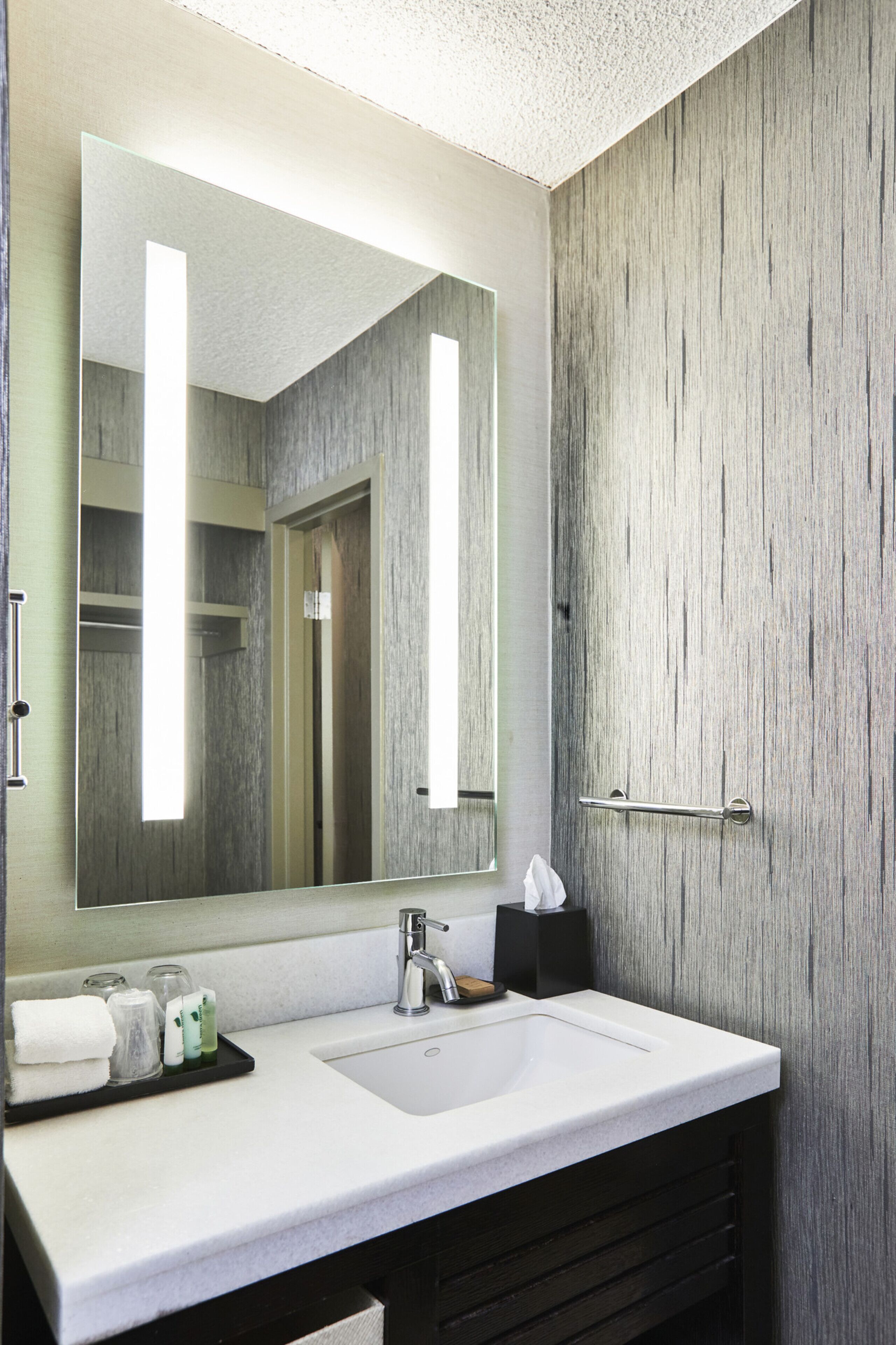 combined shower/bathtub, eco-friendly toiletries, hair dryer, towels