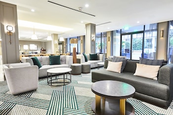 Sitting area in hotel lobby at Hotel Riu Plaza Fishermans Wharf