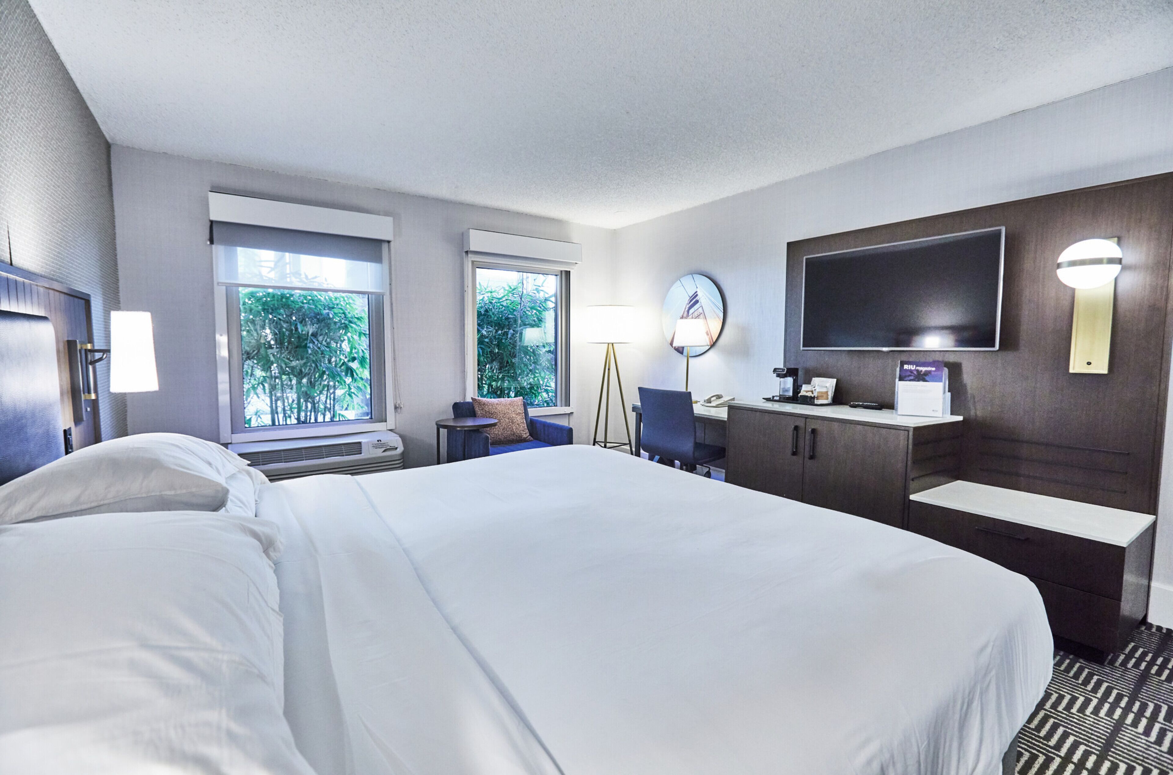 Deluxe Room, 1 King Bed | Premium bedding, minibar (some free items), in-room safe, desk