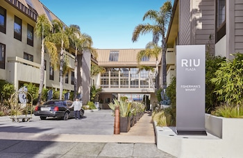 Hotel entrance at Hotel Riu Plaza Fishermans Wharf