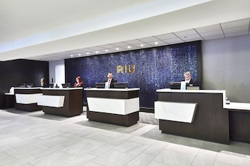 Reception area at Hotel Riu Plaza Fishermans Wharf