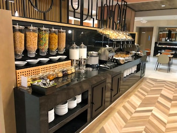Free daily buffet breakfast at Hotel Riu Plaza Fishermans Wharf