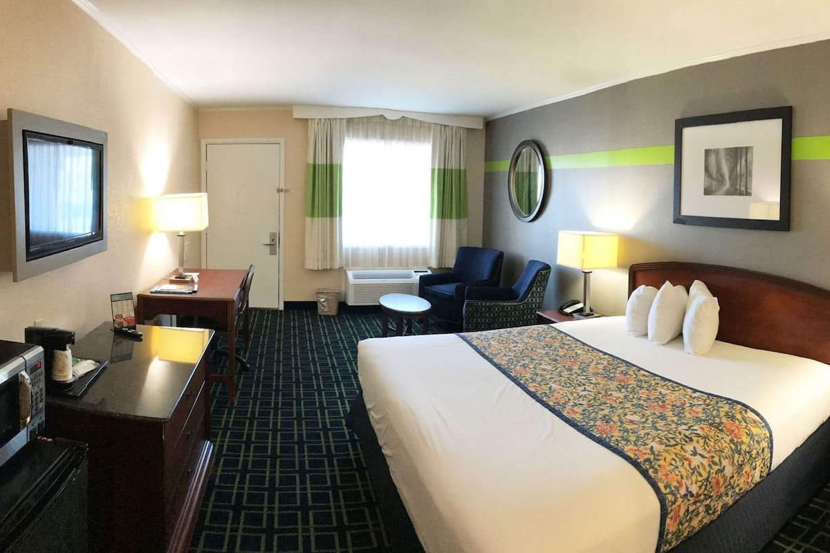 Free minibar, desk, free WiFi, bed sheets