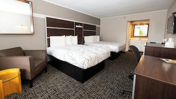 Business Double - Non Smoking | Minibar với thức uống miễn phí, bàn
