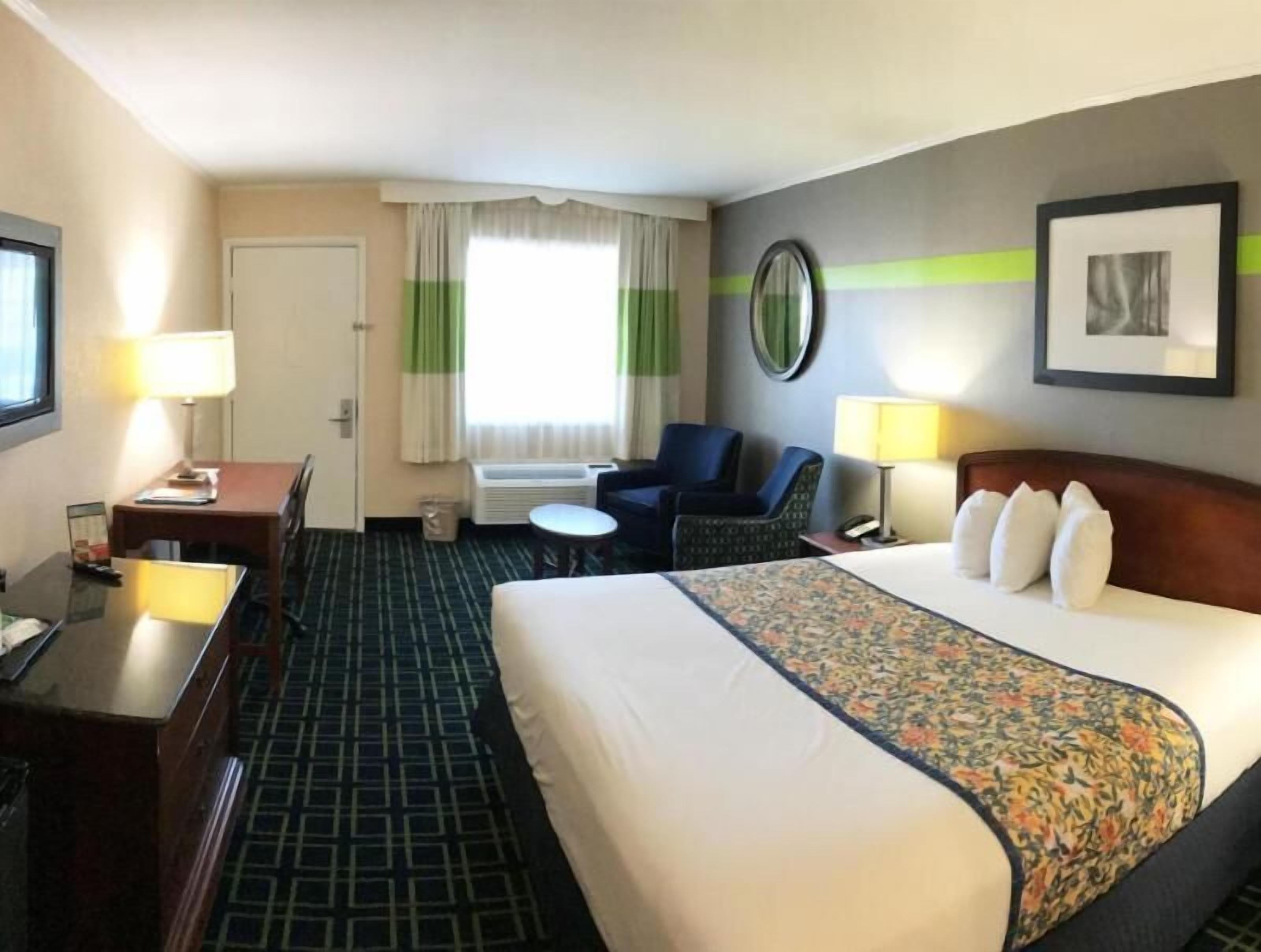 Free minibar, desk, free WiFi, bed sheets