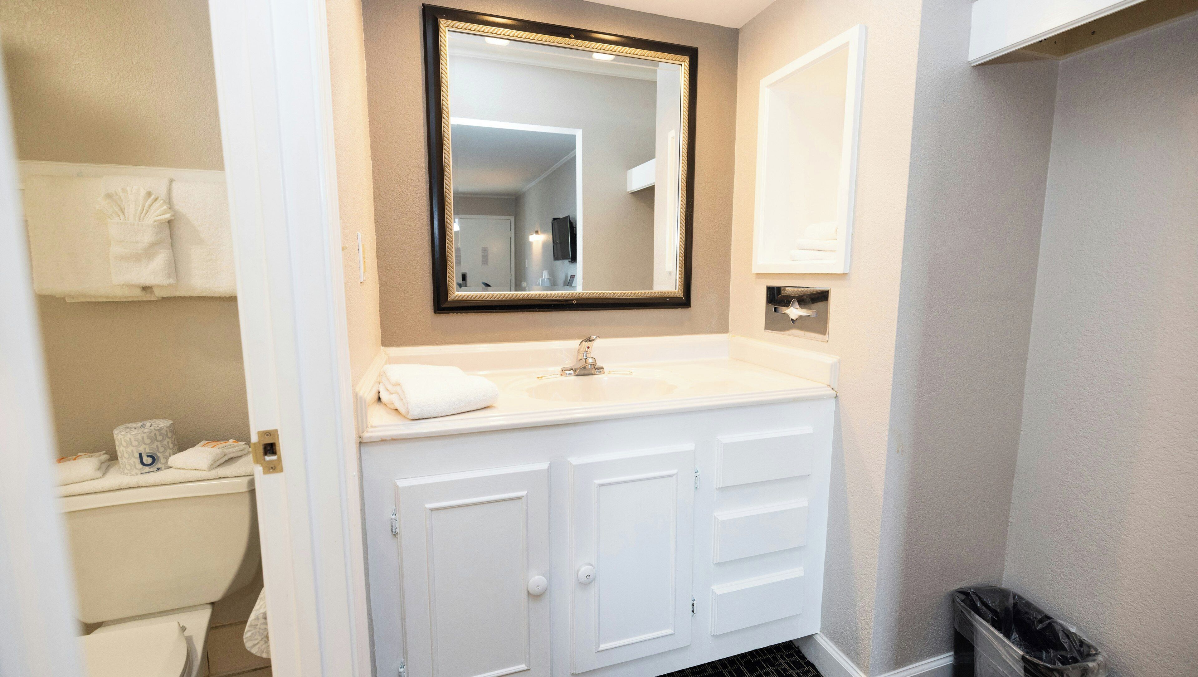 Combined shower/bathtub, free toiletries, towels