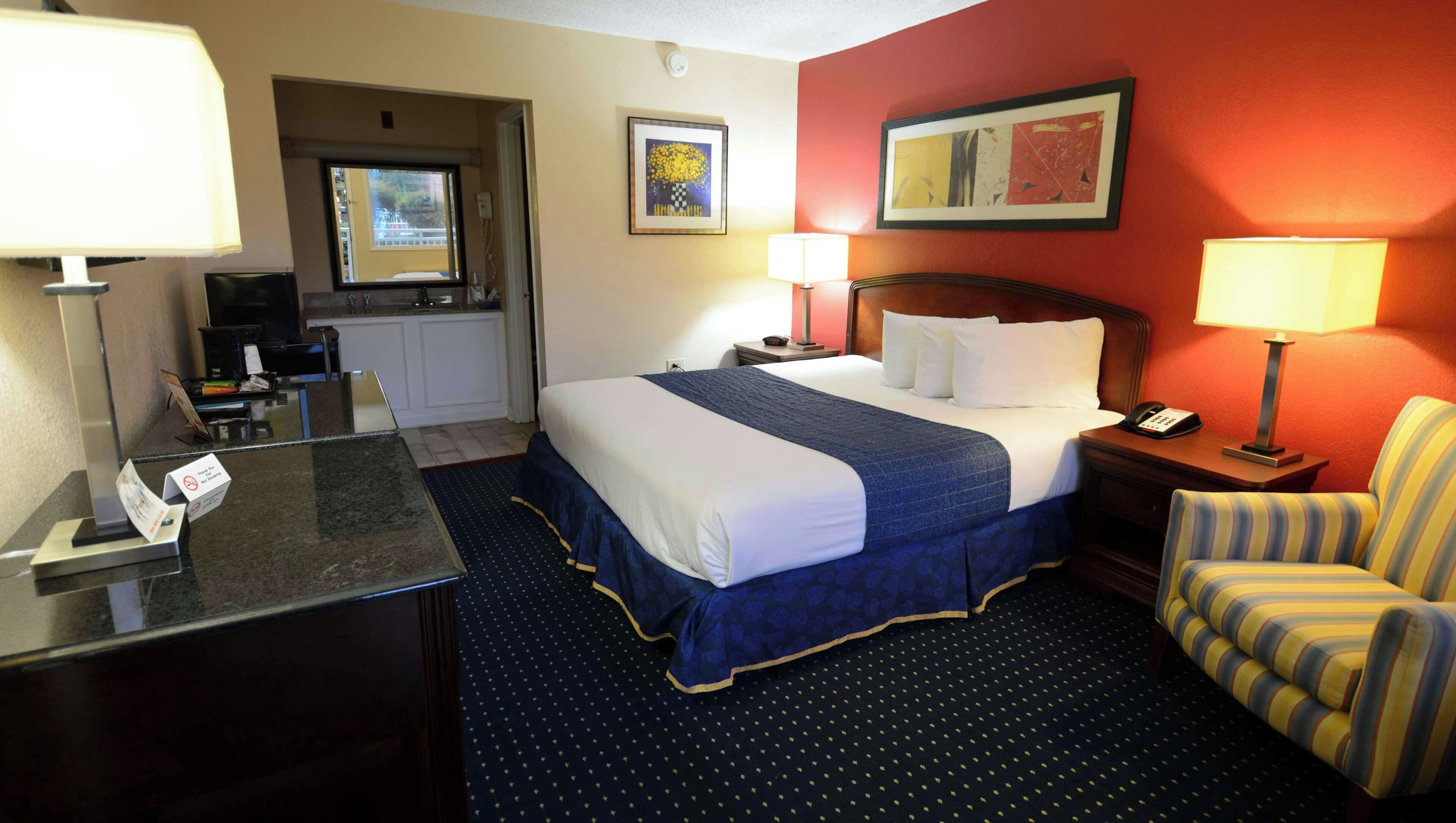 Business King - Non Smoking | Free minibar, desk, free WiFi, bed sheets
