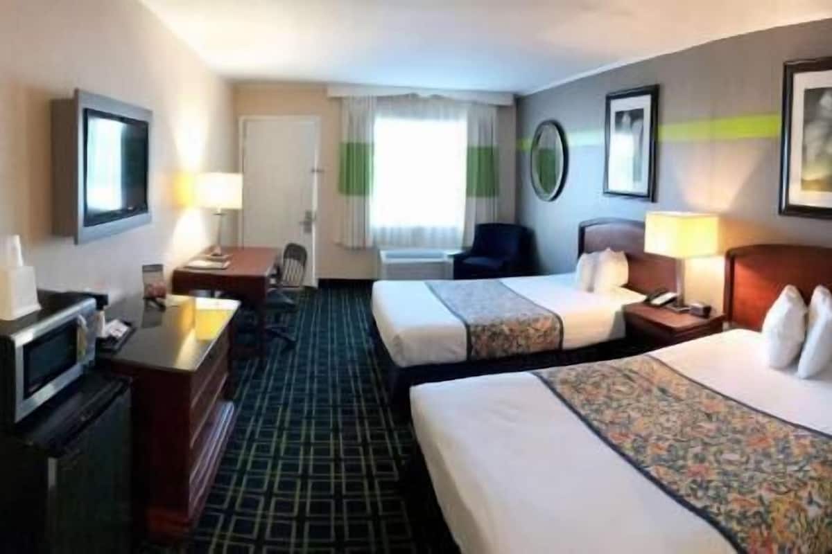 Free minibar, desk, free WiFi, bed sheets