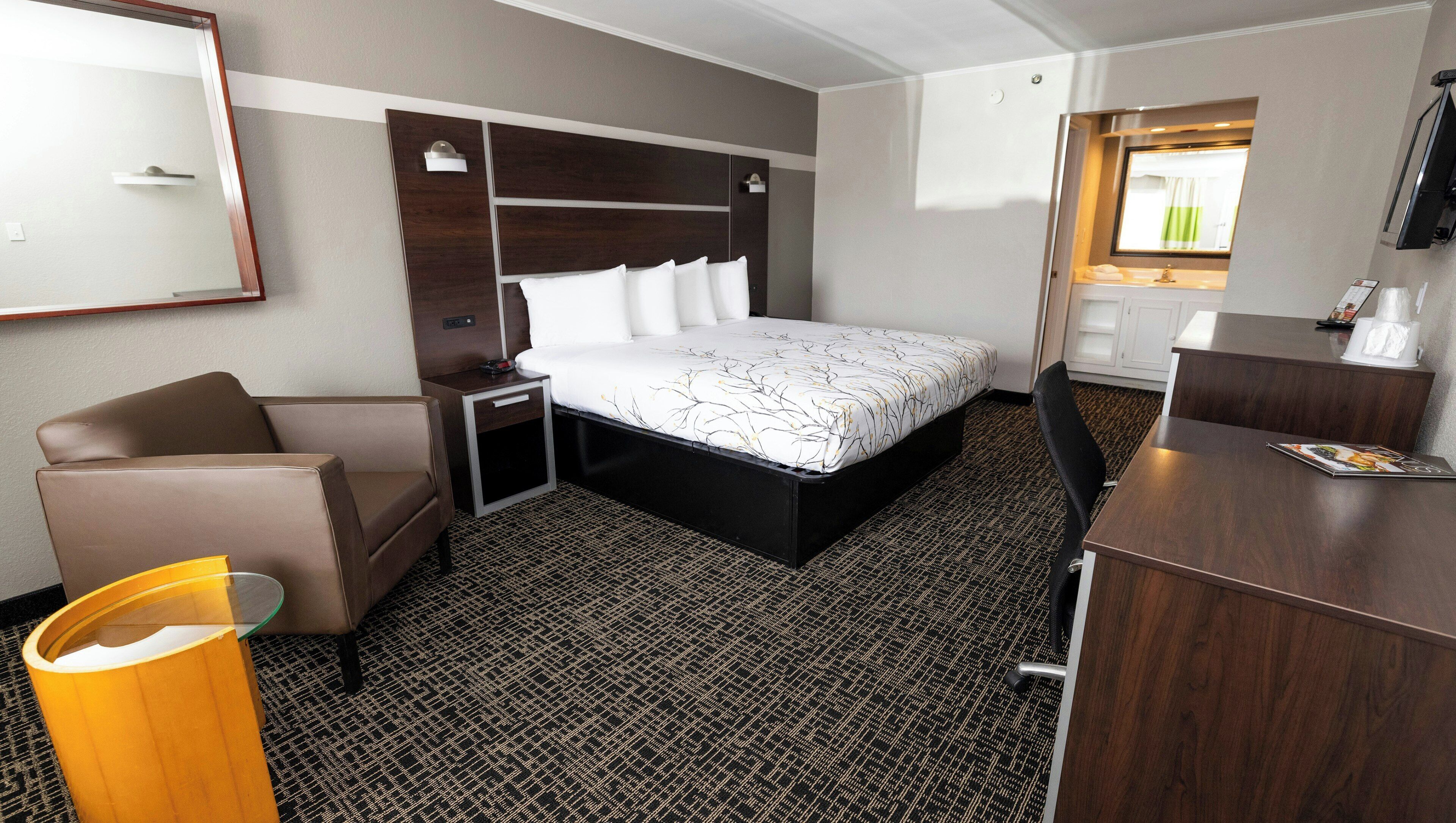 Executive Business King Nonsmoking | Free minibar, desk, free WiFi, bed sheets