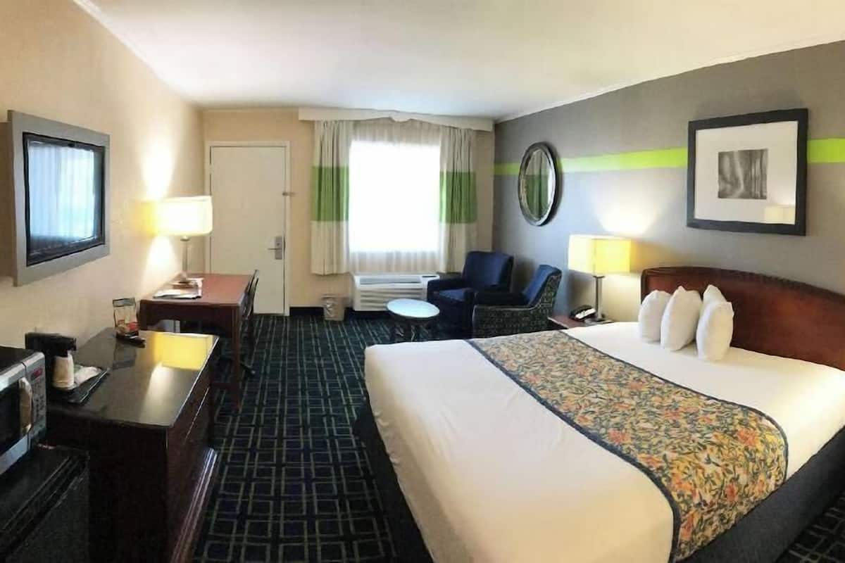 Free minibar, desk, free WiFi, bed sheets