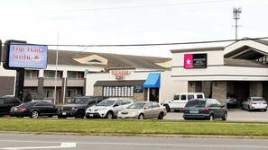 Parking - Magnuson Hotel Virginia Beach (Virginia Beach)