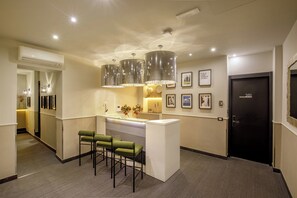 Edredones de plumas, minibar, caja fuerte y cortinas opacas