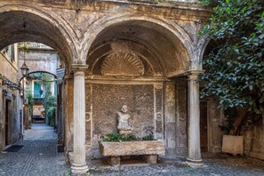 Victoria Apartament (Via Vittoria 50) | 1 bedroom, down comforters, minibar, in-room safe