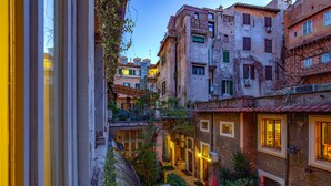 Une ruelle étroite bordée de bâtiments des deux côtés, avec des balcons et des fenêtres.