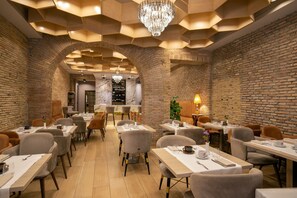 Daily cooked-to-order breakfast (EUR 18 per person)
