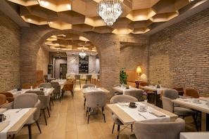 Daily cooked-to-order breakfast (EUR 18 per person)