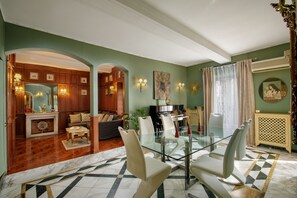 Ambassador Apartament (Via Mario De' Fiori 59/A) | Woonruimte | Een flatscreentelevisie