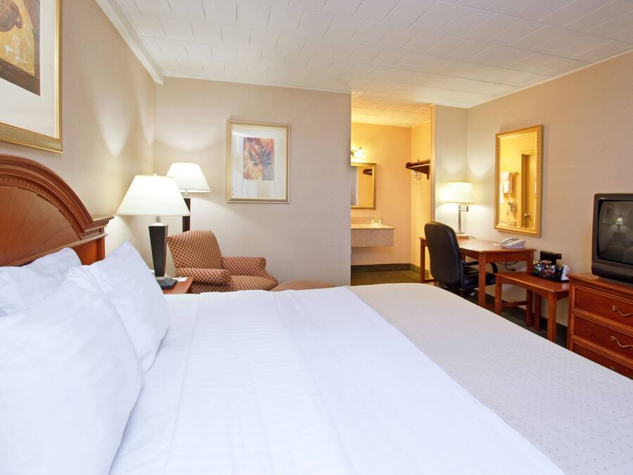 Meja, ruang kerja komputer riba, langsir/tirai gelap terus